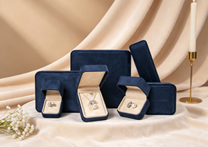 Boîte à bijoux rigide en daim bleu marine, recouverte de velours court doux, texte gaufré, doublure en velours beige clair, plusieurs tailles disponibles - Product Image 5