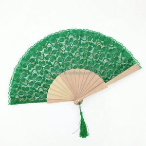 Éventail en dentelle blanche avec baleines en bois pour mariage et fête - Product Image 2