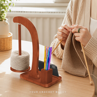 Soporte Moderno de Madera para Hilos con Ranura de Almacenamiento y Soporte para Teléfono, Organizador de Escritorio para Herramientas de Ganchillo y Tejido