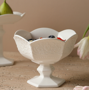 Juego de plato de postre de cerámica blanca con relieve y tazón de helado con pedestal, diseño floral vintage en relieve para hotel, restaurante, boda, venta al por mayor - Product Image 4