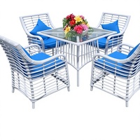 Ensemble de salle à manger de jardin 5 pièces en rotin PE blanc, 4 fauteuils et table en verre avec coussins bleus, mobilier de jardin extérieur