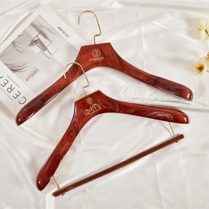 לוגו מותאם אישית קולב עץ מלא עם קולב עץ חום עבור חליפת מעיל גברים אחסון תיק בגדים בארון בגדים - Product Image 4