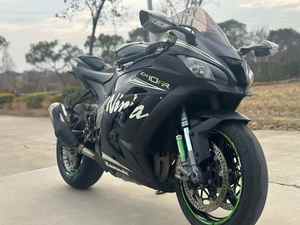 คาวาซากิ ZX-10R รถสปอร์ตเร็วระดับเรือธง: เครื่องยนต์ 998 ซีซี แบบอินไลน์ 4 สูบ และศักยภาพการปรับแต่งสำหรับการแข่งขันที่ยอดเยี่ยม เครื่องยนต์ทรงพลัง 1000 ซีซี แบบอินไลน์ - Product Image 1