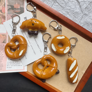 Breloques en résine peintes à la main sur le thème de Halloween, en forme de bretzel, de bonbons et de miniatures, mignonnes pour loisirs créatifs DIY, porte-clés, coques de téléphone et tasses - Product Image 1