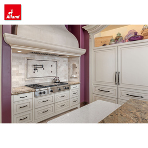 Armoire de cuisine îlot Allandgroup de luxe, style médiéval, en <span class=keywords><strong>bois</strong></span> massif blanc mélangé à un <span class=keywords><strong>aspect</strong></span> <span class=keywords><strong>bois</strong></span>, avec organisateur en <span class=keywords><strong>bois</strong></span> personnalisé - Product Image 3