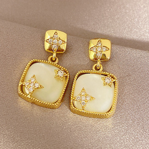 Vente en gros d'amour pour femmes Collection Fleurs Senior Tempérament Oeil de Chat Pierre Goujons Boucles d'Oreilles en Argent 925 Aiguille Opale Boucles d'Oreilles - Product Image 1