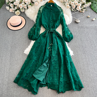 Robe midi élégante pour femme, décontractée, en dentelle brodée, coupe trapèze, col montant, manches longues lanternes, ceinturée, fluide, pour le quotidien et les vacances
