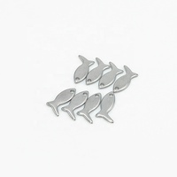 Logo en forme de petit poisson en acier inoxydable personnalisé étiquettes à breloques en métal accessoires pendentifs pour colliers de bijoux fabrication de bracelets