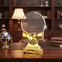 Ensemble de trophées en résine et cristal sur le thème des affaires (design mains/serre-poignée) pour la collaboration et la reconnaissance de l'honneur