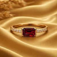 Good Century 14K Gelbgold Smaragdschliff Roter Granat Lünettenfassung Laborgezüchteter Diamant Pavé-Akzent Stapelbarer Geometrischer Ring für Damen