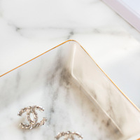 Vente en gros en usine d'articles de décoration d'intérieur en céramique tendance avec bord doré marbré plat à bijoux en céramique plateau de rangement pour cosmétiques de bureau