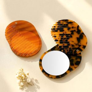 Mini miroir de maquillage portable pliable et épaissi, deux-en-un, antistatique, élégant, vintage, avec brosse et peigne à cheveux en acétate - Product Image 1