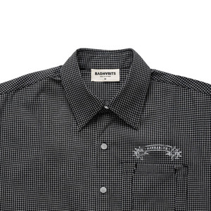 Camisa GAMBETTO de corte holgado, a cuadros micro en blanco y negro, de manga corta, con botones, estilo casual urbano para hombre - Product Image 3
