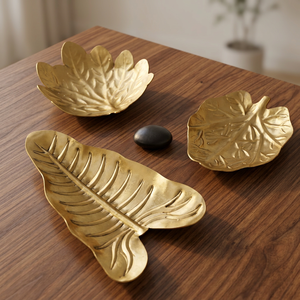 Assiettes décoratives en forme de feuille dorée, faites à la main, motif végétal en métal, design moderne - Product Image 3
