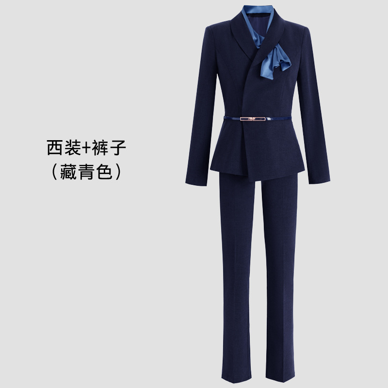 Costume bleu marine, foulard en soie, ceinture, pantalon