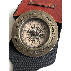 Brújula de Latón con Estuche de Cuero, Brújula de Bolsillo con Dial y Puntero para Senderismo, Navegación y Uso al Aire Libre - Product Image 1