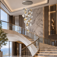 Lustre en verre cristal moderne en forme de cube pour projet hôtelier, luminaire suspendu vertical sur mesure pour hall d'entrée, escalier et plafond haut