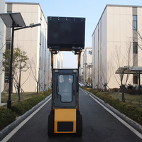 Mini-chargeuse compacte diesel avec plusieurs accessoires pour les travaux de construction, de démolition et de manutention de matériaux