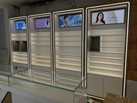 Meubles de présentation pour magasin, étagère murale LED pour lunettes, présentoirs optiques en bois, matériau MDF pour utilisation en centre commercial, vitrines optiques