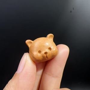 Colgantes de madera con cabeza de oso en rojo, negro y amarillo, accesorios DIY de dibujos animados lindos para teléfonos y bolsos - Product Image 4