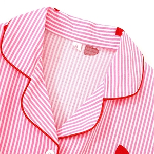 Dames crêpe pyjamaset met bubbelstructuur, overhemd met korte mouwen en knoopsluiting, elastische taille, korte broek, roze streep, nachtkleding met hartprint - Product Image 3