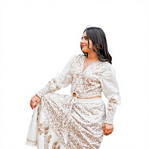 Robe midi en dentelle florale blanche pour femme, style bohème, légère et fluide, taille naturelle, écologique, idéale pour les vacances - Product Image 1