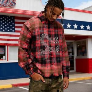 เสื้อเชิ้ตแขนยาวผ้าฝ้ายลายสก็อตสไตล์วินเทจฟอกสีแบบทำสีซีดจางประดับคริสตัลสำหรับผู้ชายสั่งตัดได้จากโรงงาน - Product Image 1