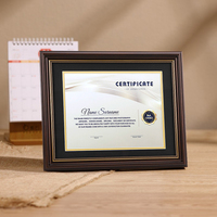 Cadre en bois profond sur mesure pour la présentation de médailles, épingles, certificats et photos, avec passe-partout noir, pour accrocher au mur ou poser sur table.
