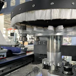 Centro di Lavorazione CNC a Cinque Assi ad Alta Velocità UTOOLS per Porte e Finestre in UPVC/Alluminio con Funzioni di Taglio e Fresatura - Product Image 3