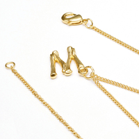 Collier avec pendentif en chaîne à maillons en laiton plaqué or avec 26 breloques lettres A B C D E F G H I J K L M N O P Q R S T U V W X Y Z