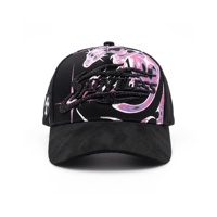 Casquette de baseball noire ornée de strass avec pendentif croix en métal, détails cloutés de cristaux étincelants et rivets, visière incurvée