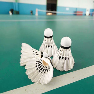 Индивидуальные оптовые воланы для бадминтона Ji Guan из натурального пера — легкие, с головкой из пробки и прямым пером, высокая износостойкость - Product Image 1