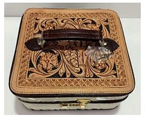 Boîte à bijoux portable avec motif floral en relief et poignée de transport pratique pour le rangement à domicile et l'organisation en voyage - Product Image 2