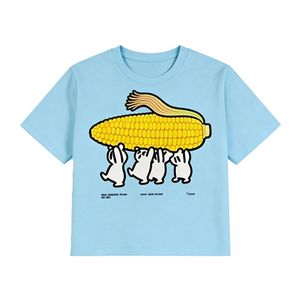 T-shirt girocollo con stampa di coniglietti che portano un mais gigante, unisex, vestibilità ampia, estiva, casual, streetwear. - Product Image 2