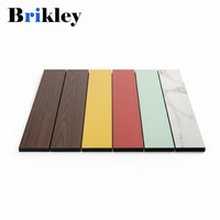 Planche de table en stratifié phénolique anti-traces de doigts Brikley avec texture simili-pierre pour hôtels et hôpitaux