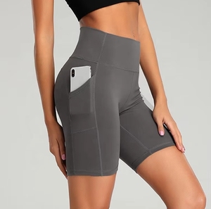 Shorts de sport taille haute pour femmes grandes tailles, 8 pouces, avec deux poches latérales, pour la course, le yoga et l'entraînement, en spandex uni - Product Image 3