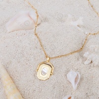 Collier élégant Gemnel Gold avec pendentif pièce en nacre et chaîne satellite