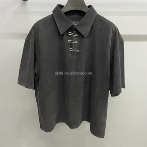 Polo <span class=keywords><strong>Vintage</strong></span> in Cotone 210g con Decorazione a Spilla di Sicurezza, <span class=keywords><strong>T</strong></span>-<span class=keywords><strong>Shirt</strong></span> Polo Oversize da Uomo, Manica Corta, Stile Grunge Streetwear - Product Image 1