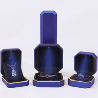 Boîte à bijoux octogonale de luxe avec éclairage LED, faite à la main, avec logo personnalisé, estampage à chaud doré, emballage en cuir et plastique pour bagues et pendentifs