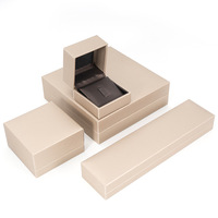 Boîte d'emballage de bijoux carrée de luxe en velours avec logo personnalisé, vente en gros, plusieurs tailles, beige, pour bagues, colliers, bracelets, en velours fait main
