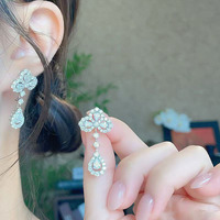 Boucles d'oreilles pendantes en or blanc 18 carats avec diamants de laboratoire en forme de trèfle à quatre feuilles, boucles d'oreilles fines et élégantes
