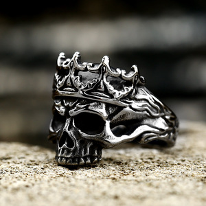 Bague punk en acier inoxydable pour homme avec crâne et couronne, plaqué argent antique, bijou tendance pour usage quotidien, cadeau - Product Image 3