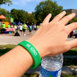 Bracelet en silicone personnalisable de haute qualité avec logo sur mesure – Promotionnel, écologique, sérigraphié, idéal pour les anciens étudiants/cohorts - Product Image 5