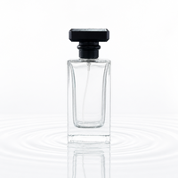 Flacon de parfum de luxe sophistiqué en verre rectangulaire transparent avec fermeture géométrique noire et atomiseur à fine brume