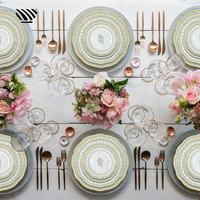 Assiette en porcelaine opulente Motifs floraux et géométriques gracieux pour des arrangements de table de mariage somptueux