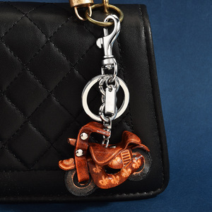 <span class=keywords><strong>Llavero</strong></span> de cuero rojo para motocicleta al por mayor, <span class=keywords><strong>llavero</strong></span> de cuero PU hecho a mano, elegante amuleto de motocicleta para bolsos o regalos - Product Image 4