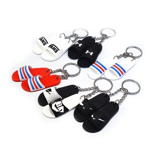 Porte-clés tendance pour couple, modèle en plastique pour chaussures plates, décontracté - Product Image 1