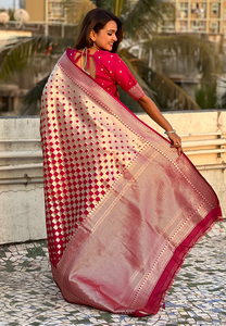 Revele Royal Charm In Magenta Banarasi Sari de seda suave acentuado con tejido artístico 3D Zari perfecto para celebraciones - Product Image 2