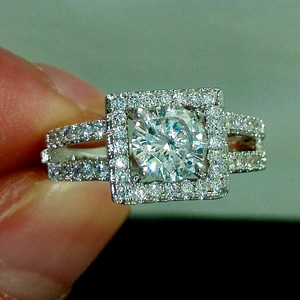 Anello di Fidanzamento in Oro Bianco con Diamante Rotondo Brillante Naturale Colore D Design Halo Classico - Product Image 2