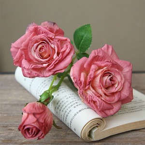 KEWEI 1696 Roses artificielles en soie à bords brûlés, 3 têtes, <span class=keywords><strong>prix</strong></span> raisonnable, pour décoration de salon et événements, verdure décorative - Product Image 1